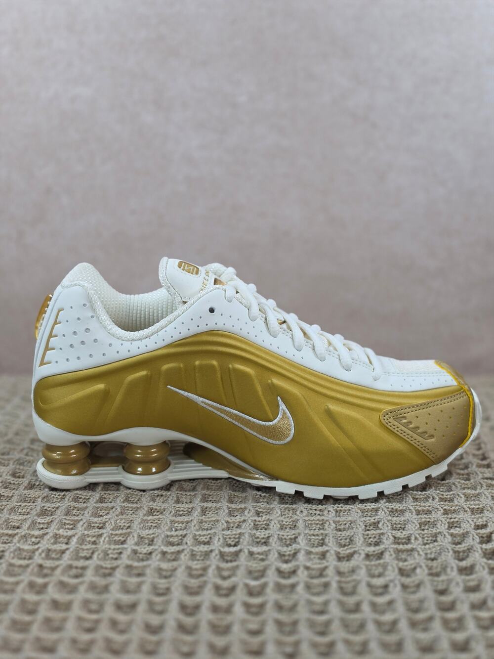 Nike Shox R4 Women’s 7.5 Soft Pearl Metallic Gold – Brand New